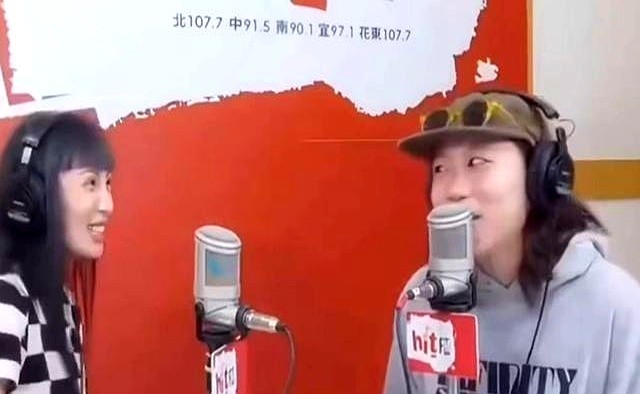 看李嫣那双大长腿，再看站在《歌手2026》舞台上的窦靖童，

很多人觉得这对比扎心了。

李嫣身高轻松迈过175公分，窦靖童只有

166.5公分，她自己都调侃脚大是想骗自己有168公分。两人

身高差了接近10公分，可那又怎样？

窦靖童往台上一站，那一

刻真的像极了王菲和窦唯的合体，慵懒随性又