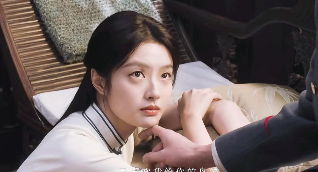 盯着镜头里男主那副一往情深的眼神，我愣是想不明白他到底是一见钟情了个啥。
民国戏讲究的就是个破碎感，尤其是《玉簟秋》这种虐身虐心的路子。女主站在风里，得有那种被乱世狠狠碾碎的单薄和凄楚，多看一眼都让人心疼。
可徐若晗这张脸，下颌骨量偏大，五官又长得厚实，整个人透着一股气血充盈的健康。
怎么看都
