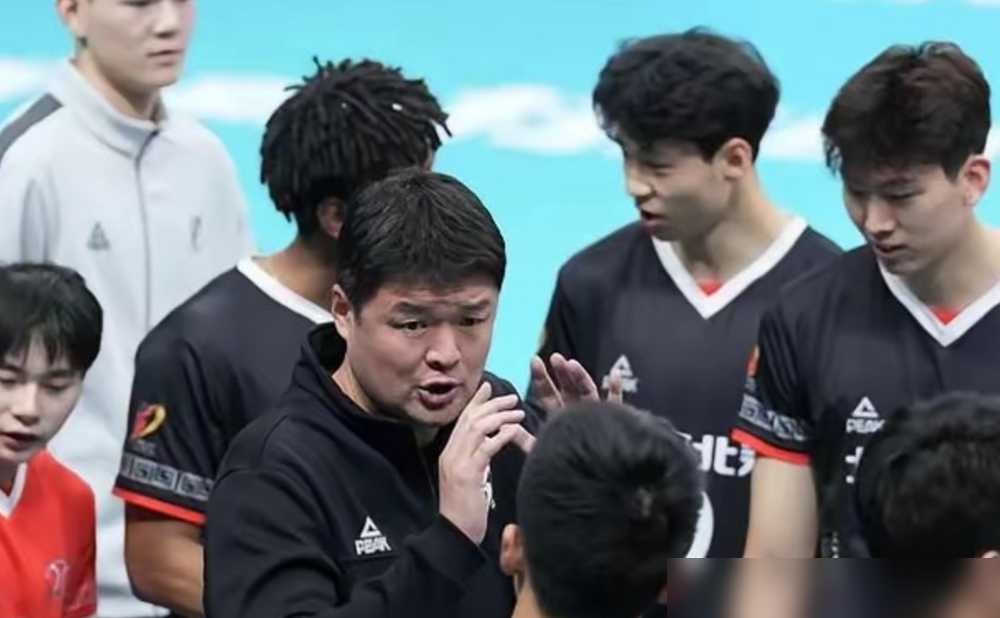 带中国男排拿个亚锦赛第四，外教海宁直接在混合采访区撂挑子：铜牌赛是最后一场，不干了。
2比3输日本，0比3输巴基斯坦。他说得直白：基本功太差，训练练的，比赛全打不出来。练一个样，打一个样。
输球当晚他当众宣布走人，第二天拿完第四又改口：11月后再说，不予置评。中国排协到现在，没公告，没挽留，也没