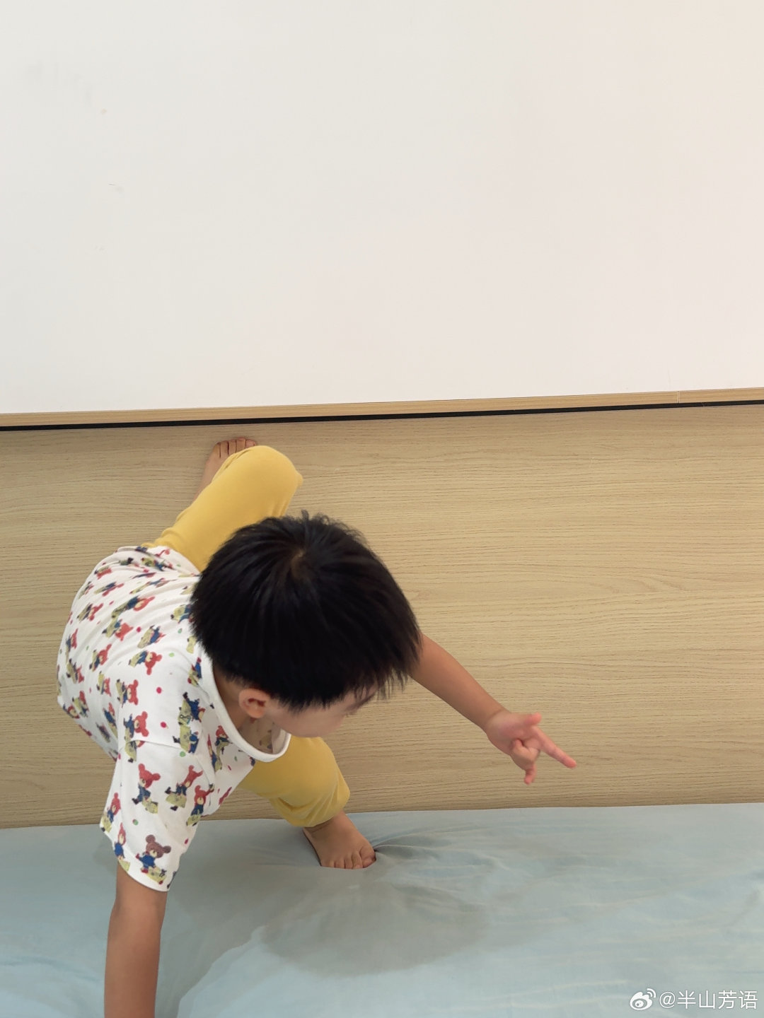 #萌娃养成记# 
我家＂蜘蛛侠＂昨晚10点多还在苦练＂吐丝＂
今早6点半就醒了喊妈妈
不过迷迷糊糊喊了声以后又睡了一个多小时
开始过家家式早点

#爸爸以为妈妈接住了不料宝宝摔落在地#无语！交接孩子得眼神确认一下吧 ​