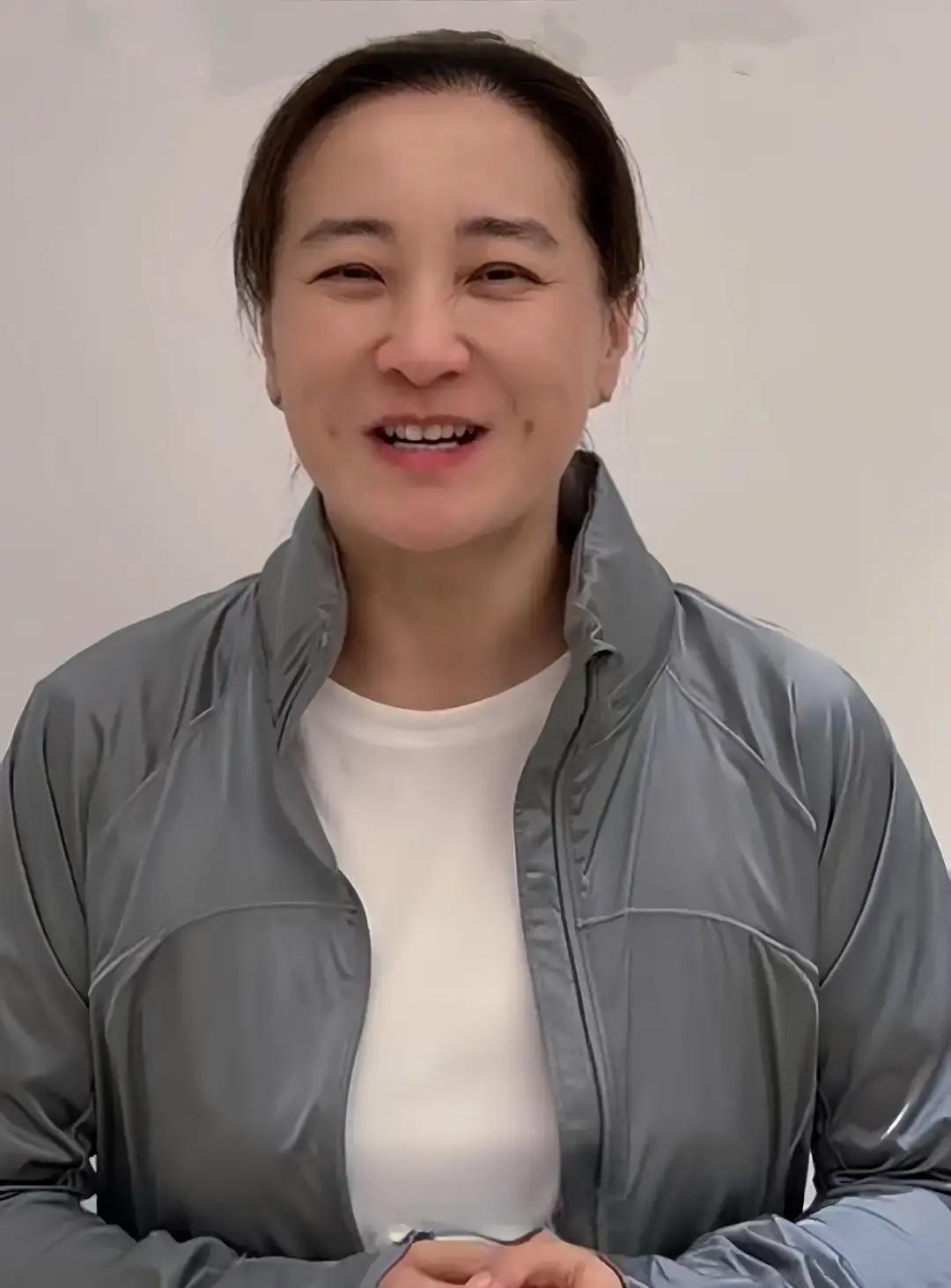 我能接受贾玲44岁了，
也能接受贾玲一直单身，
但我实在理解不了，她才44岁，怎么突然没有以前的神采了？
印象里贾玲还是那个减肥成功、票房大卖，笑起来两个小梨涡陷下去，眼睛弯成一条线的甜甜女导演。
最近看到她的一些照片，第一反应确实是：怎么变了这么多？
不是说胖瘦的问题。
贾玲这些年最大的变化，大家