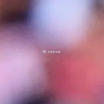 早在去年的超级杯期间，巴萨高层就不断释放出对这位阿根廷前锋的兴趣。随着后来杯赛和欧冠的深入，这种招揽的压力越来越大。阿尔瓦雷斯在面对未来去向的提问时表现得并不从容，毕竟他从曼城加盟马竞后，一直拿着高薪并被视为球队的旗帜，合同期还很长。虽然没有证据表明巴萨私下接触了有约在身的球员以 ​