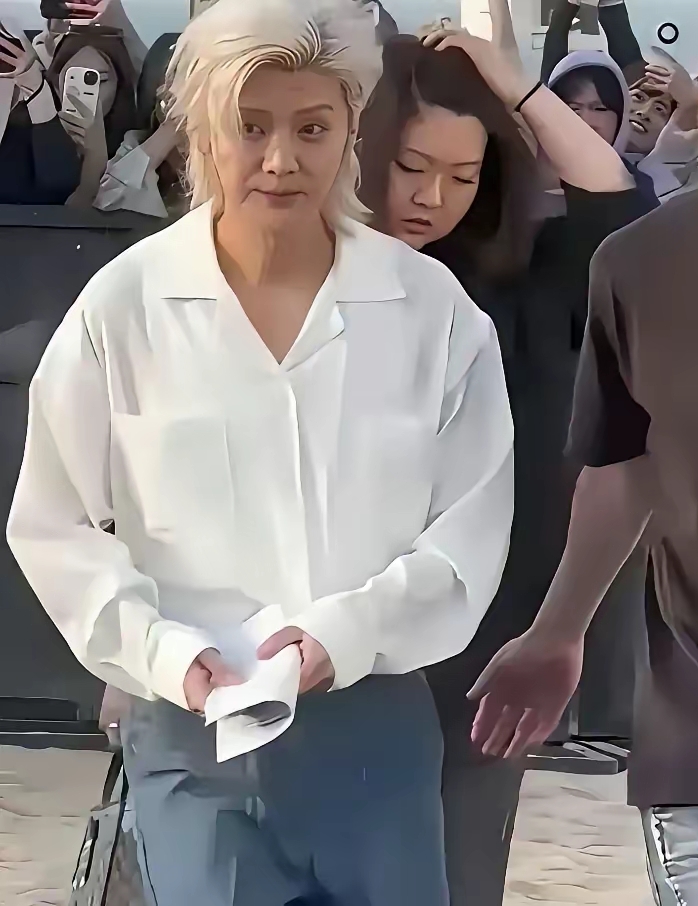 鹿晗到底怎么了？感觉他真的是老了好多，这样的白发发型已经不适合他了。

造型团队还是给他换个发型吧！30多岁的男人不适合这种发型，姨味太重了，大家有同感吗？晒图笔记大赛