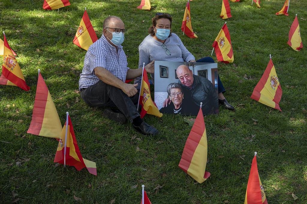 西班牙公園擺放大量國旗 悼念新冠死者-圖3