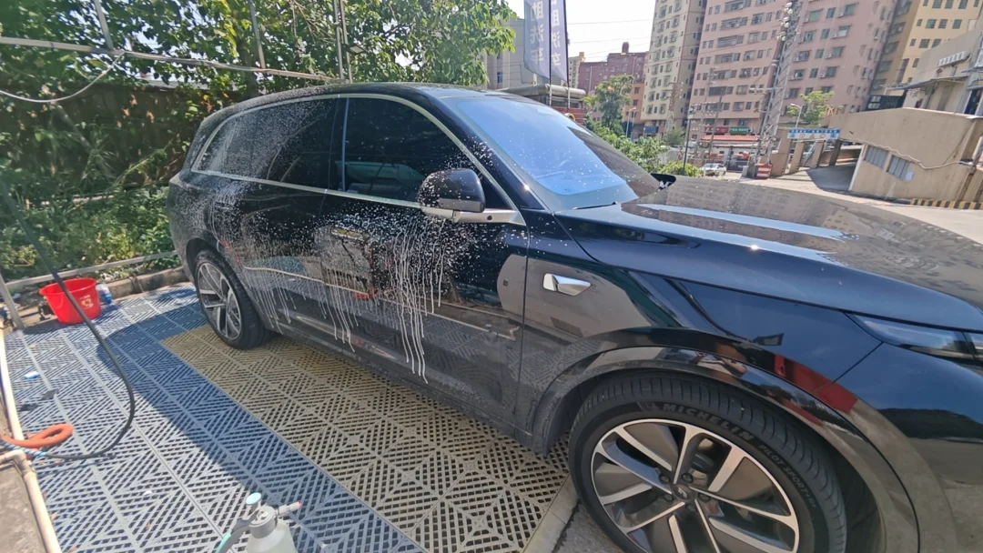 国庆长途自驾归来，理想L7历经高速奔波，车头沾满虫胶、车身带着旅途灰尘。安排一次