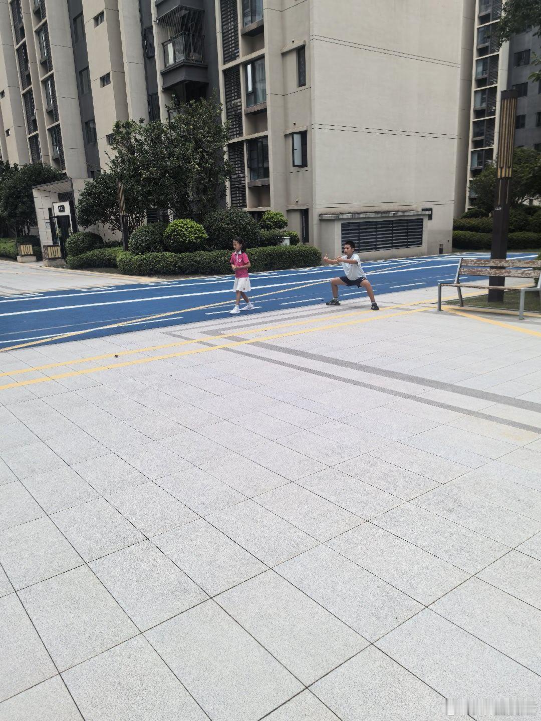 要开学了，不知道马上要流行什么病毒。应对的办法我觉得不是打流感疫苗，而是坚持运动、饮食均衡、劳逸结合，改善体质，所谓正气存内，邪不可干。

我上一次发热是22年吧，放开之后;再上一次是2012年，研二的时候，都是一夜就好了。 ​