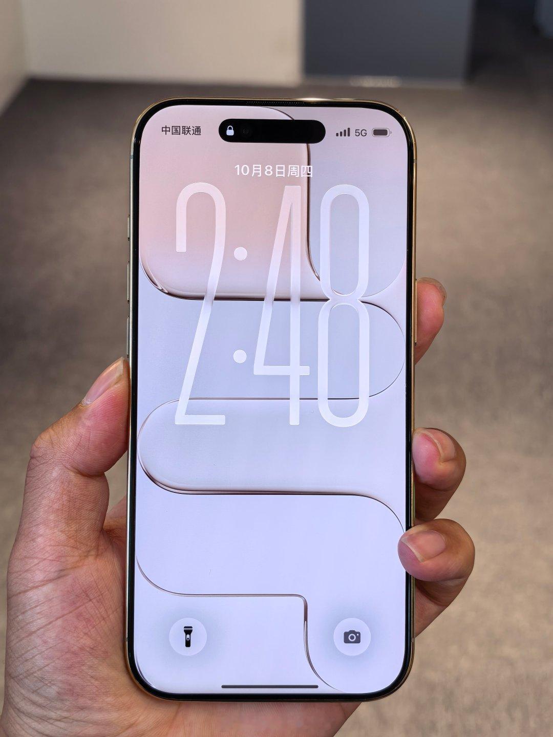 再见了
浅金色的 iPhone Air ​