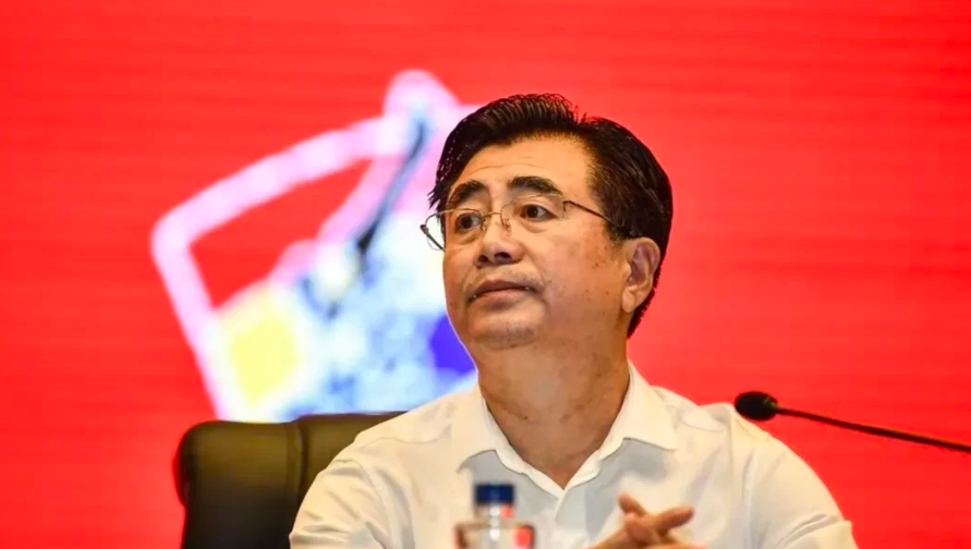 中国足协彻底尴尬！
U23国足1-2韩国，裁判明目张胆黑哨，VAR全程摆设！足协颜面尽失。
第90分钟，张玉宁在韩国队禁区内起脚射门，皮球打在防守球员身上弹出。中国队多名球员几乎在同一瞬间举起手臂，朝主裁判嘶吼。从直播画面的慢放来看，球确实击中了韩国防守队员的手臂，那名球员倒地后手臂明显处于张开状态