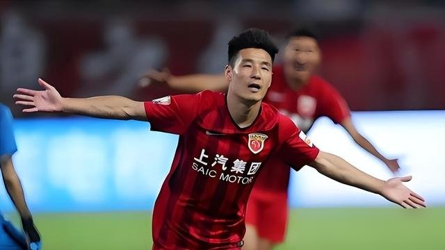 补时第94分钟，武磊推空门，3比0。

球进了，他脸上没什么笑。
赛后采访直接放话，不希望成都蓉城在海港主场庆祝夺冠。
这话搁以前，他可能憋在心里，现在直接摆台面上。
大伤，膝盖手术，长期康复，这赛季才回来。
替补登场，能进球，但身体明显不如从前利索。
可脑子还是清醒的。
夺冠没那么