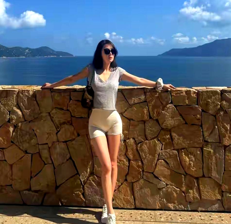 现在娱乐圈不少女明星去海边拍写真，不是露得让人眼花，就是拼命往十几岁少女身上硬靠，看着挺累的
 

其实看看张馨予最近那套海边图就知道啥叫高级感了
 

她穿个改过的白水手服配紧身裤，站在沙滩上舒舒展展的
 

最绝的是她这身材状态，腰上没半点松弛的赘肉，曲线顺畅得很，哪里像当了妈妈的人
 

这几