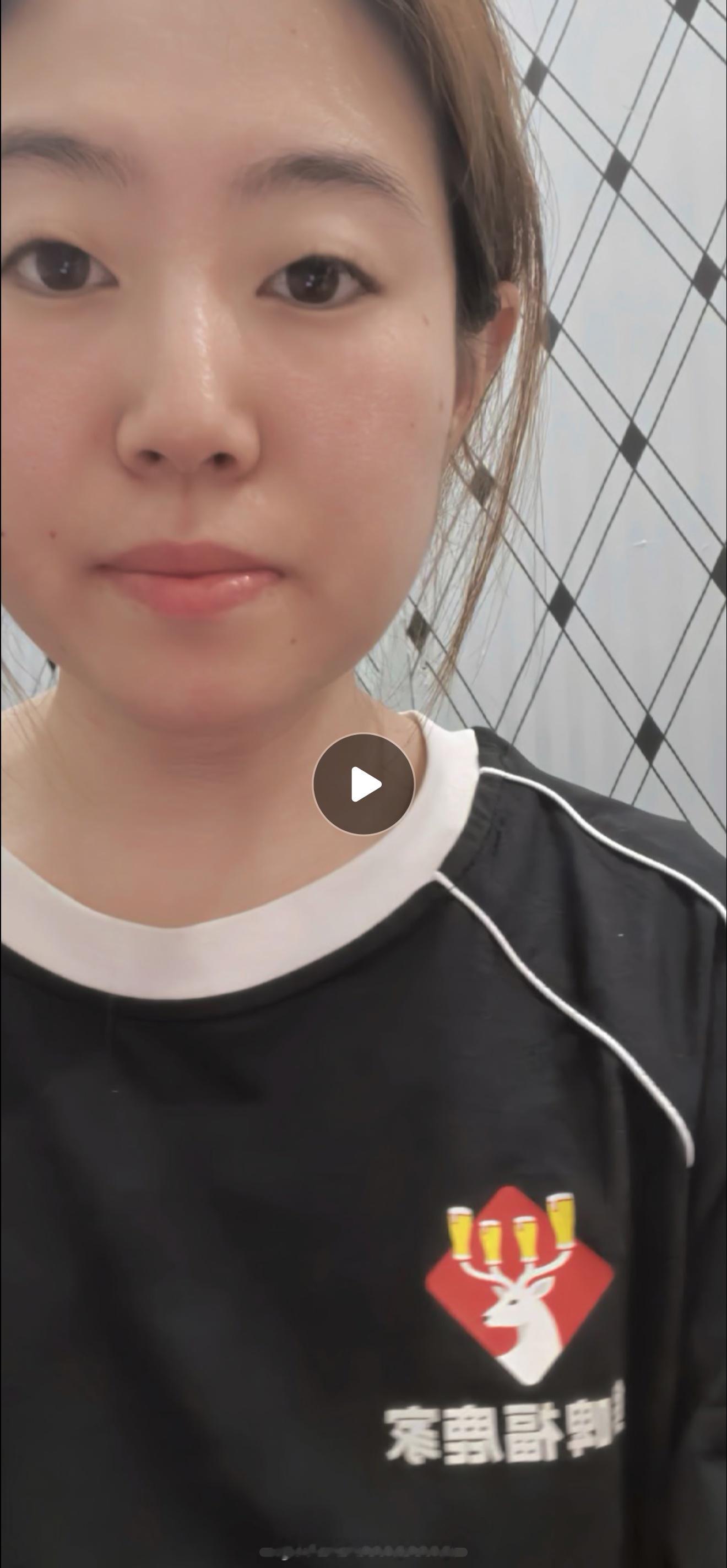 今天去蹭饭，蹭饭就要有觉悟，把她家碗全刷了

下楼想去溜达结果下大雨了，她本来打车我们要去夜市的，结果到了楼下下雨了，就各回各家了，上了网约车她想要给我改地址，结果师傅说他不想去那边，因为他接这单是顺路单，，，，，反正最后师傅说下雨了我给你送到那儿吧

到店了放下东西回家换工服，下来 ​