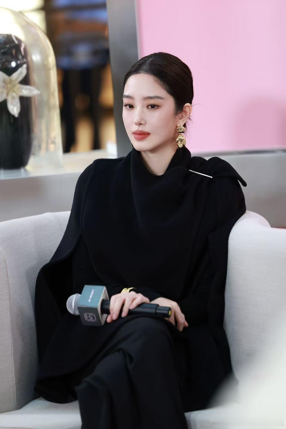 #杨采钰詹青云史策同框杭州万象城#谁能想到逛商场还能看一场高质量对谈！AW PROJECT落地杭州万象城，杨采钰、史策、詹青云围坐对话，探讨拥有专属自我空间的意义，温柔又有力量。#AWPROJECT经纬织间##此间有我# ​