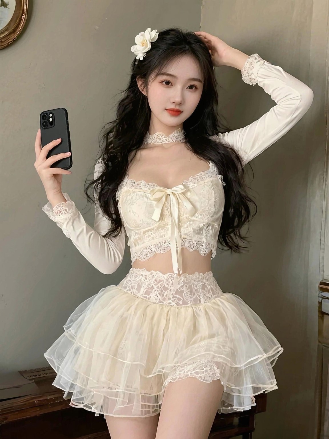 甜美少女风穿搭，蕾丝裙摆与花饰头饰的完美搭配，尽显优雅与俏皮。