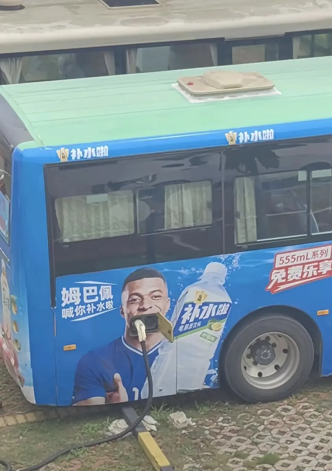 姆巴佩：倒也不必这么直接，我自己会喝！