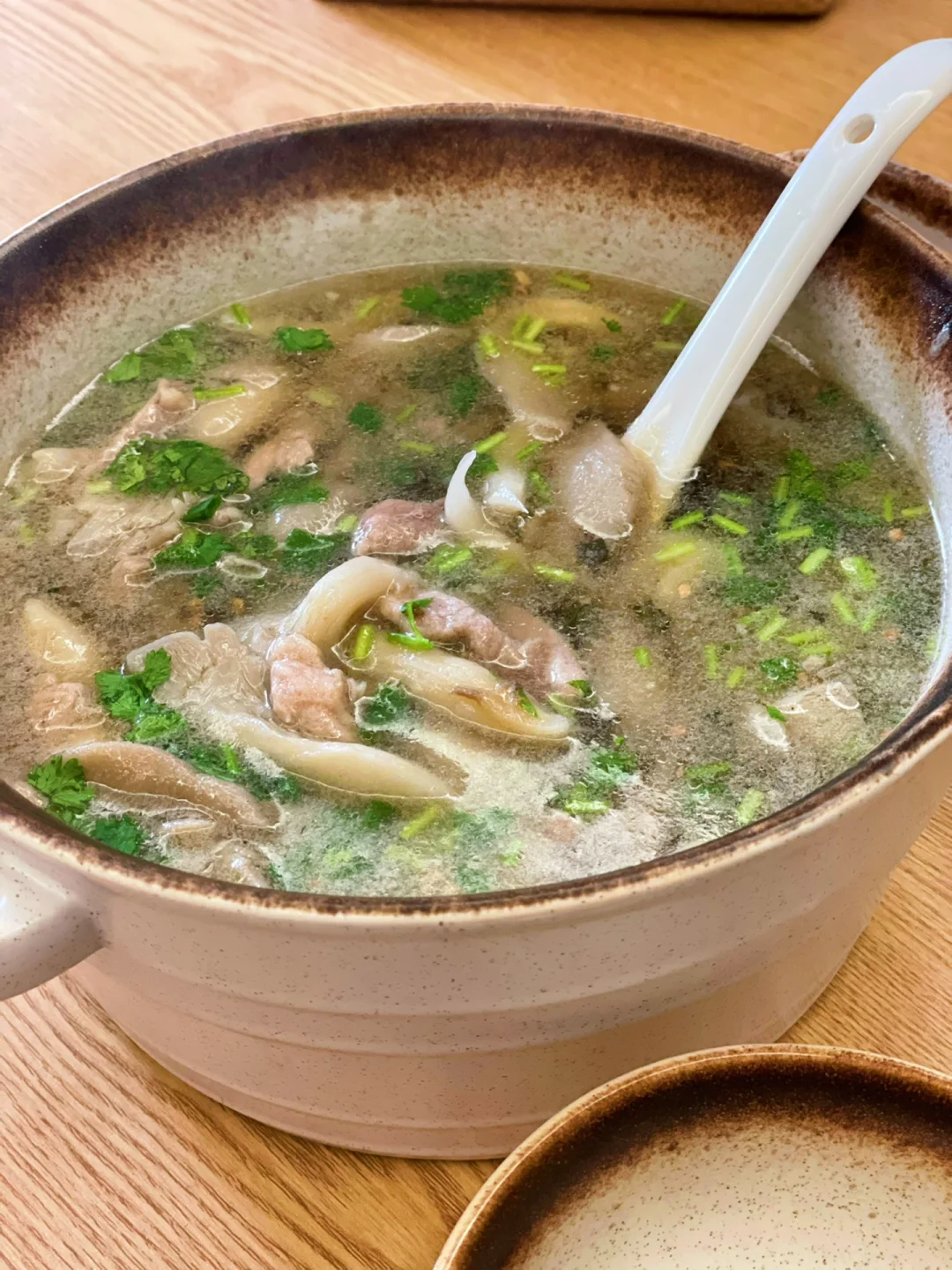 平菇肉片汤也太好喝了吧，汤鲜肉嫩，巨好喝🤤