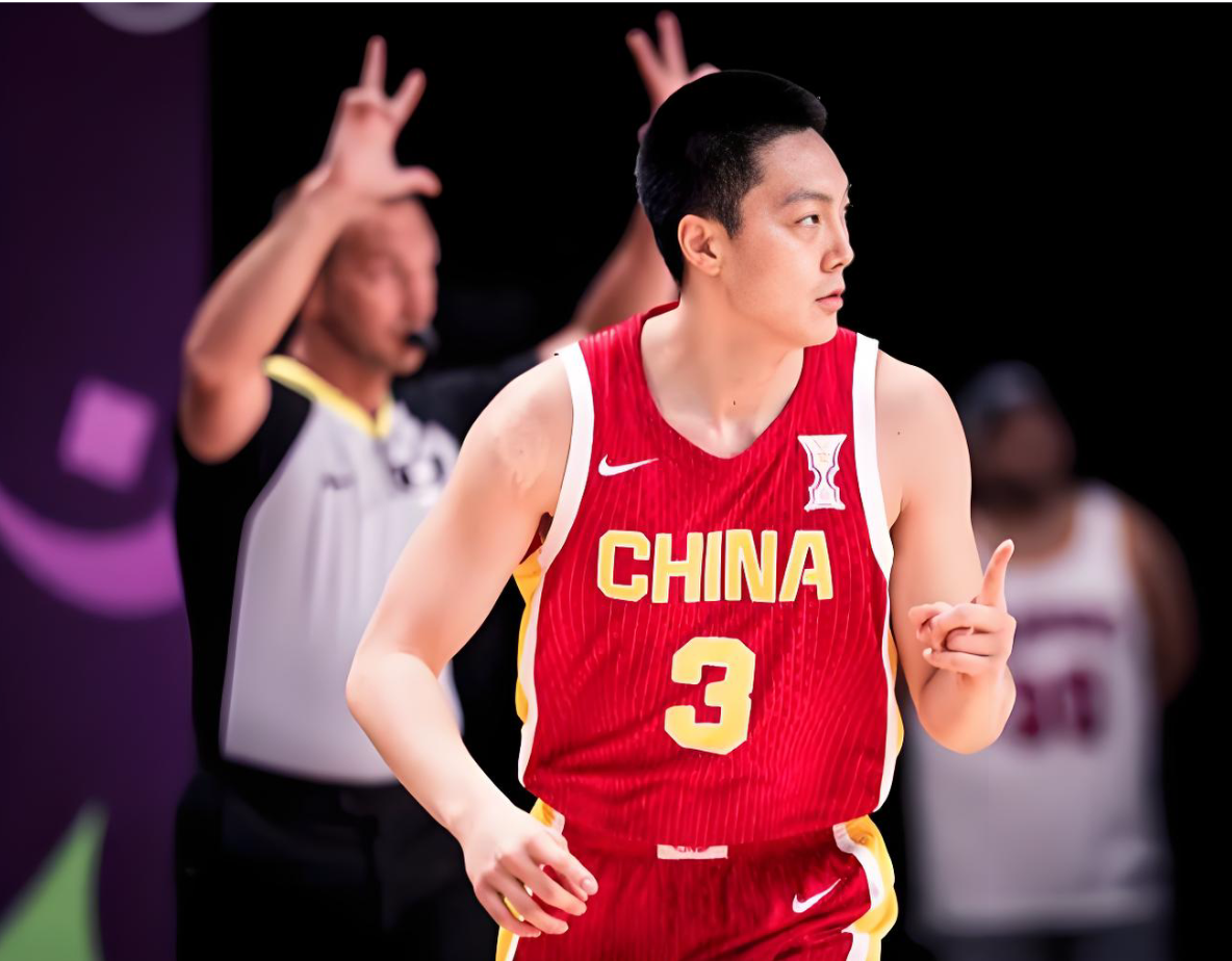 胡明轩正式回应担任亚运会开幕式旗手！
昨天，中国队亚运会代表团，公布了一件重要的事情，没错，那就是公布了亚运会开幕式的旗手，一共有2个人，一个拳击运动员吴愉，另一个篮球运动员胡明轩。看到这样的一个消息，很明显，那就是说明，代表团对中国男篮十分重视。

胡明轩作为中国男篮的队长，拥有非常出众的技术能力