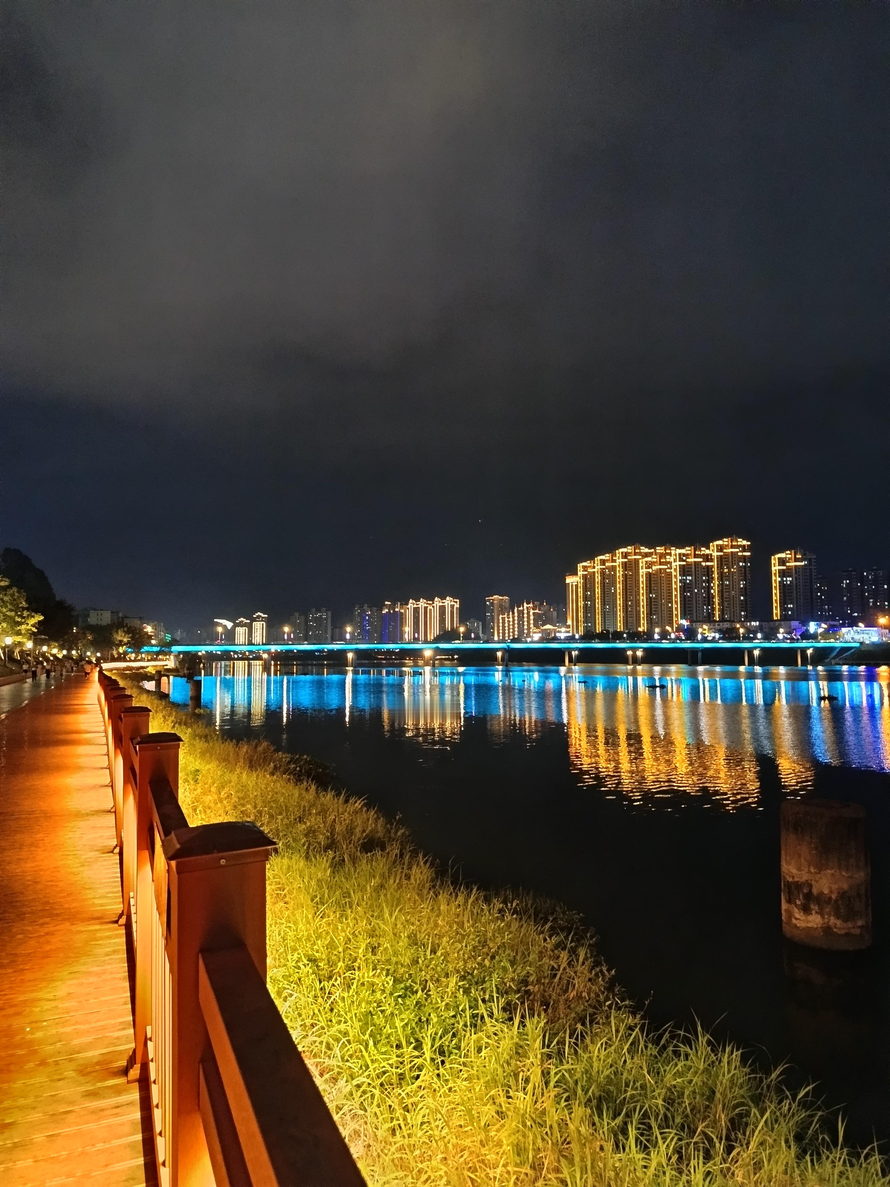 今天天气预报有雨。