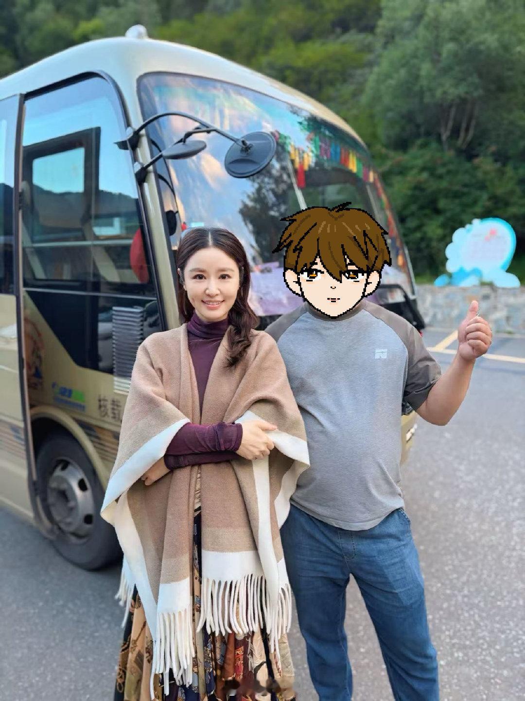 #林心如[超话]##九寨沟偶遇林心如# 
在九寨沟真的被到处偶遇，到处合影，又淘到一张～

#陈妍希想认林心如女儿做儿媳妇# ​