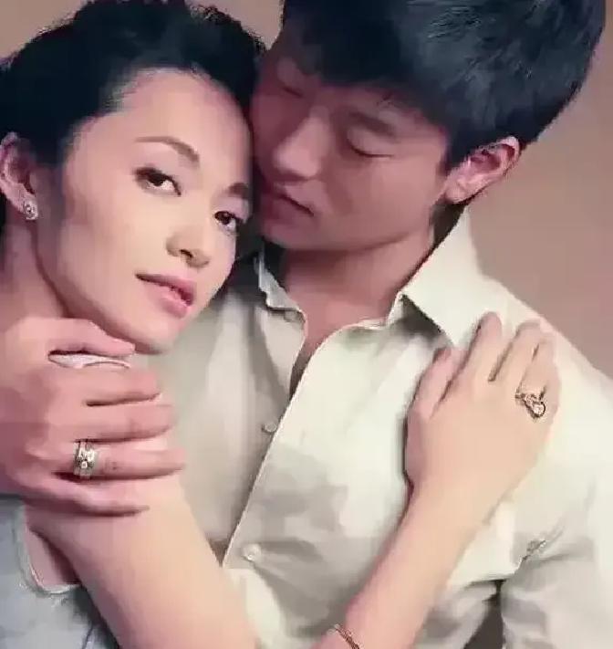 2008年，姜伟导演正在拍摄《潜伏》时，孙红雷觉得姚晨演得不好，大骂姚晨:“你榆木脑袋啊！脑袋进水，看了吗？”
 
姚晨一听也不甘示弱，很快回嘴，两人就这样在片场对骂了起来。
 
片场静了几秒。姚晨喘着气，胸口起伏，手指还攥着剧本边儿。孙红雷抹了把脸，转身走到监视器旁边，拉了把椅子坐下，没再看她。