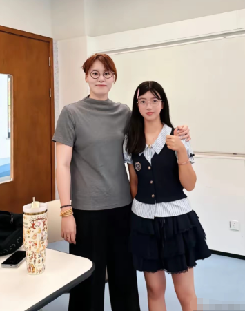 傅园慧已经入职浙江大学当老师了，张家齐还在直播间卖货！张家齐到底差在哪里？毕竟，她的成绩可比傅园慧亮眼多了！

张家齐年少成名，12岁拿下全国冠军，17岁搭档陈芋汐拿下奥运金牌，实现了奥运会和世锦会大满贯。傅园慧使出洪荒之力，奥运最好的成绩是一枚铜牌。

从普通人角度看，退役之后能有个稳定岗位，本身