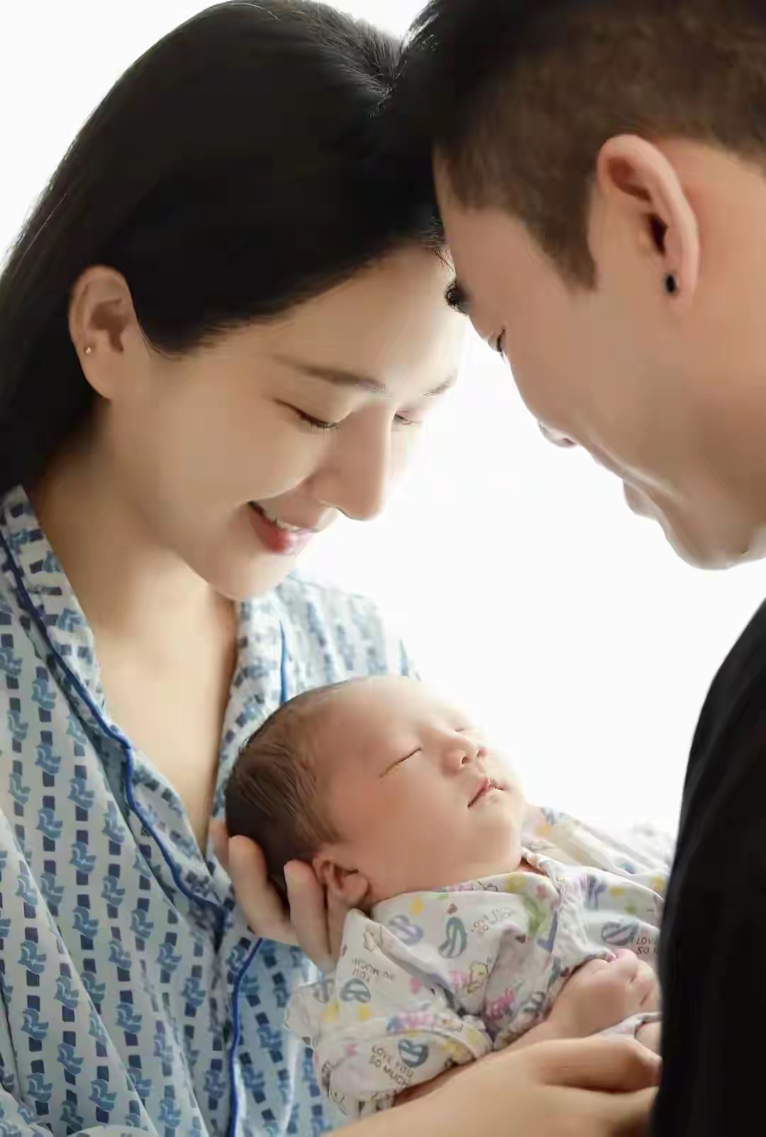 张馨予回应新剧状态“不好看”：高原拍戏体重到新高112斤，没减过肥，脂肪是保命的，因高反严重，反复呕吐的脸，眼泡、颧骨脸颊全都肿了

昨日张馨予发文回应自己在新剧里“不好看”：
拍《爱在山海间》的时候没有减过肥，瘦了身体抵抗不了高原反应，这时候脂肪是用来保命的，有没有下颚线已经不重要了 ​