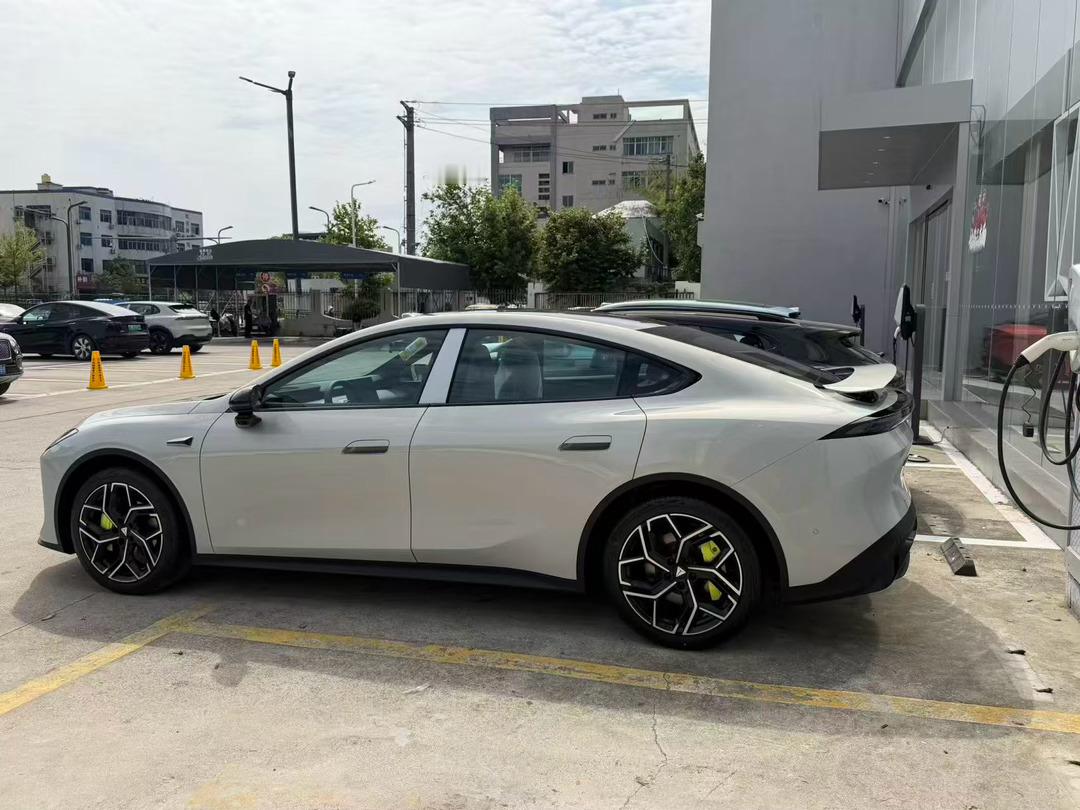 加入浙里蓝车友会之后，给我的感受挺温暖
原本以为车友群只是简单聊聊车子，进来才发现这里是个互帮互助的小集体。作为车主，很多车机设置、用车方面的问题自己琢磨不透，只要在群里发问，车友们都很热心，会耐心分享经验，给我讲解解决办法。大家毫无保留地交流用车干货，少了客套隔阂，多了真诚互助 ​