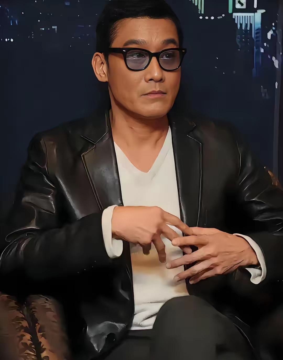 梁家辉2022年的一段言论近期再度刷屏。他提到在香港，老师、医生、科研人员最受尊重，明星上街很少被围观。同为演员的他劝大家不必神化艺人。像周润发、刘青云日常出行十分接地气，对比部分明星出行讲究排场。真正支撑社会的，是教育、医疗与科研领域的从业者。