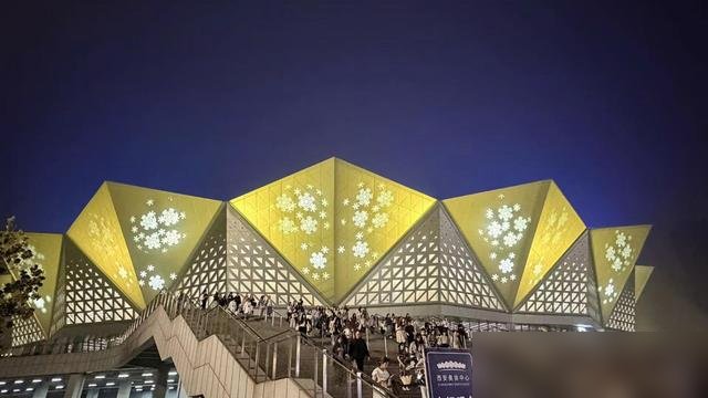 两年前他还坐在西安奥体中心看台上，举着手机拍别人。今年9月26、27，他站上同一个场子连开两场，380到1680的票，秒空。
于适这轮“适诗”巡演，西安刚炸完，大连站10月17号就跟上，10月6号二次预售一开，又是抢的节奏。
他也没闲着，前脚大运河音乐节带整编乐队唱了50分钟，后脚就放话：第二张