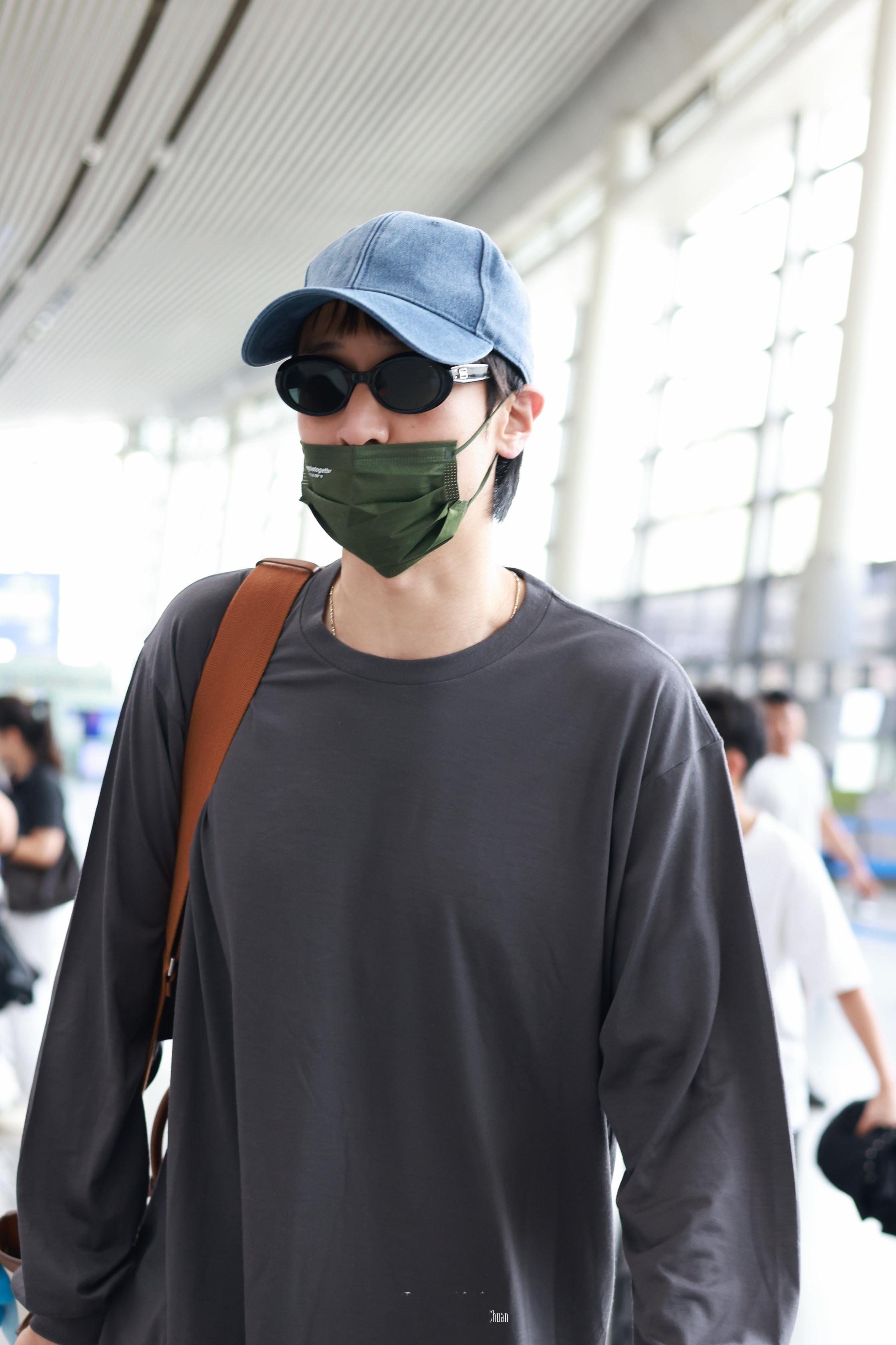 #王传君[超话]#  📷 #演员王传君# 

𝟐𝟔𝟎𝟗𝟐𝟒  长沙机场🛫

新鲜君君机场Show Time[奶牛猫]
​