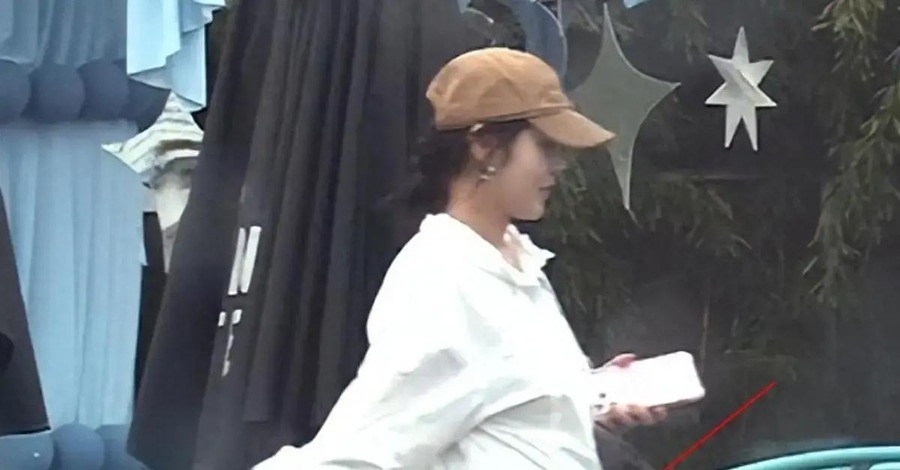 37岁张佳宁被拍小腹微凸传怀孕，本人回应：没怀就是聚餐吃多了，可网友连亲舅舅都被编进孩子他爸候选名单，这荒唐劲儿比肚子本身难看多了
张佳宁本人回应了——“没怀孕，就是最近聚餐吃多了，身形圆润了一点，加上当天衣服版型宽松，才造成视觉误会”-
。一句话，把全网吵了一整天的推理链条拦腰砍断。
辟谣来得干脆