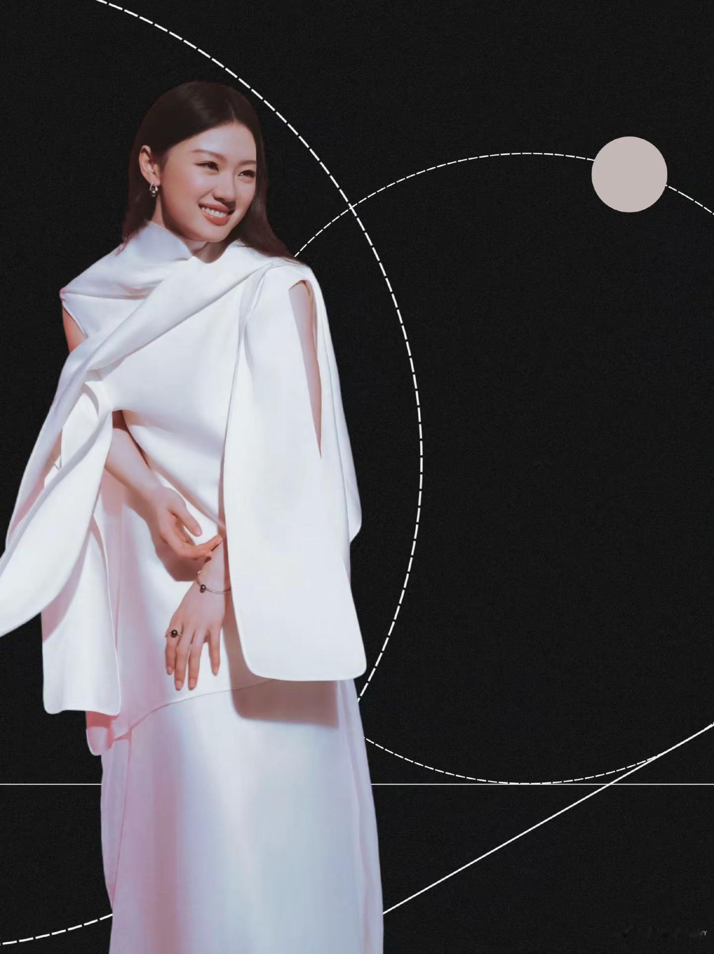 月光照在大城小镇。单依纯 美满一生东方美学  舞台上的你闪闪发光