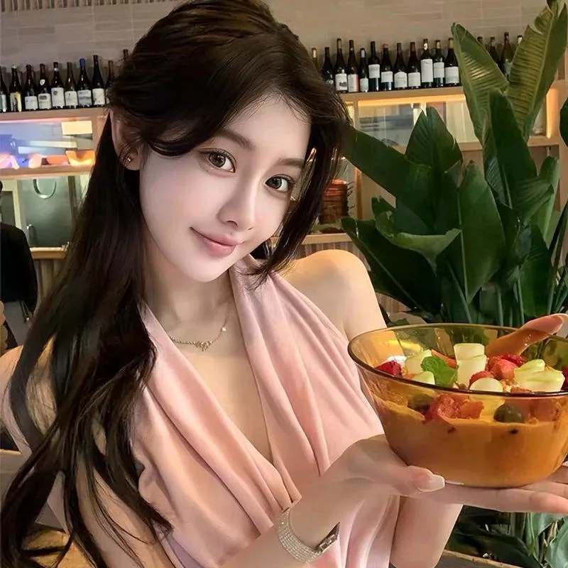 甜美女孩在餐厅里享受美食