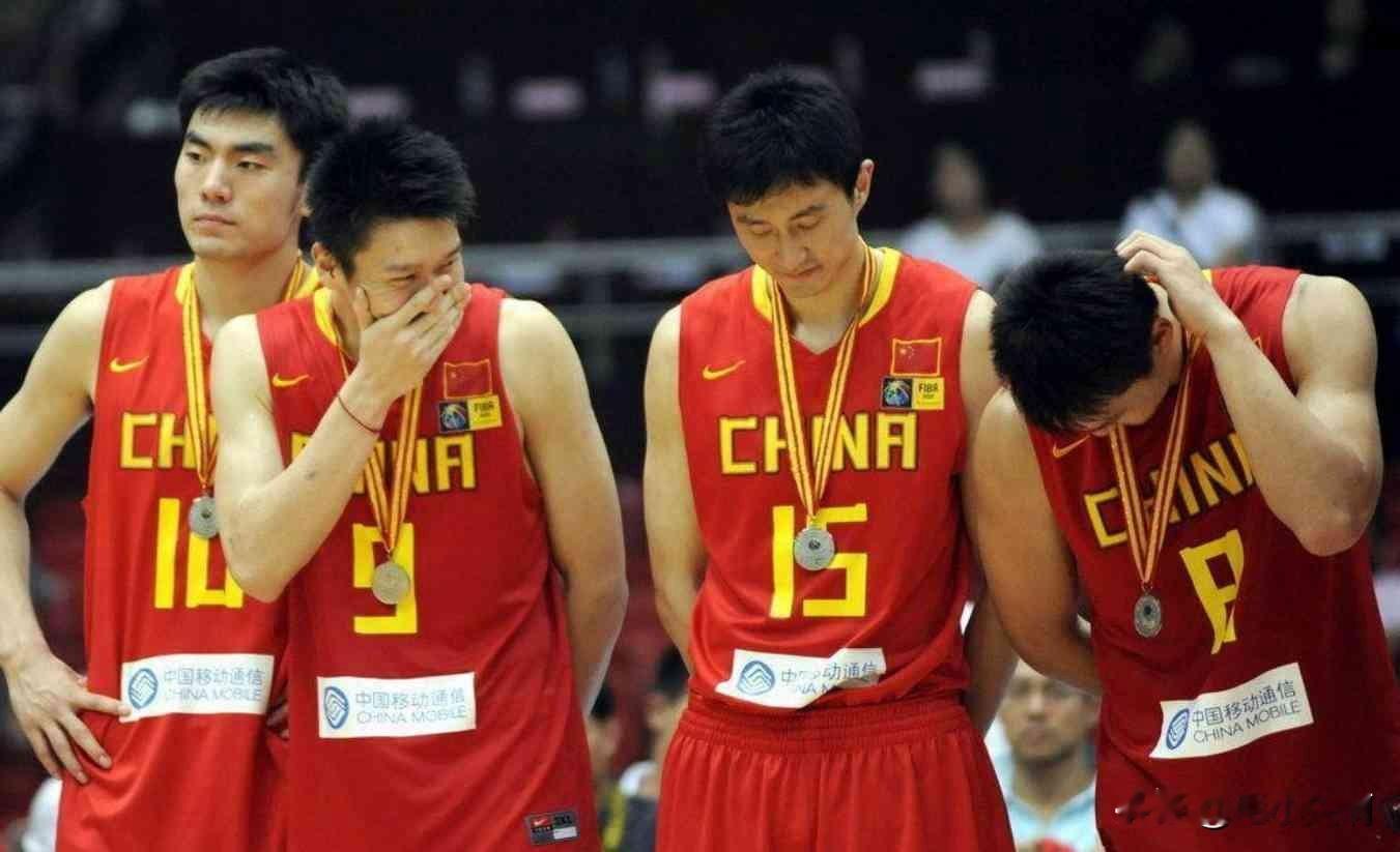 不出意外，郭士强将再次卸任国家队主教练了…
上一次是09年天津亚锦赛，中国队惨败伊朗，那一场比赛也出现了“偷笑门”这种让全国球迷愤怒的画面……
没想到，17年后，中国又输给了伊朗，无缘亚运奖牌，郭士强八成又会因为这场比赛的失败，再次下课。
也许郭士强真的不适合带国家队，09年对伊朗，阿联都快把身价打