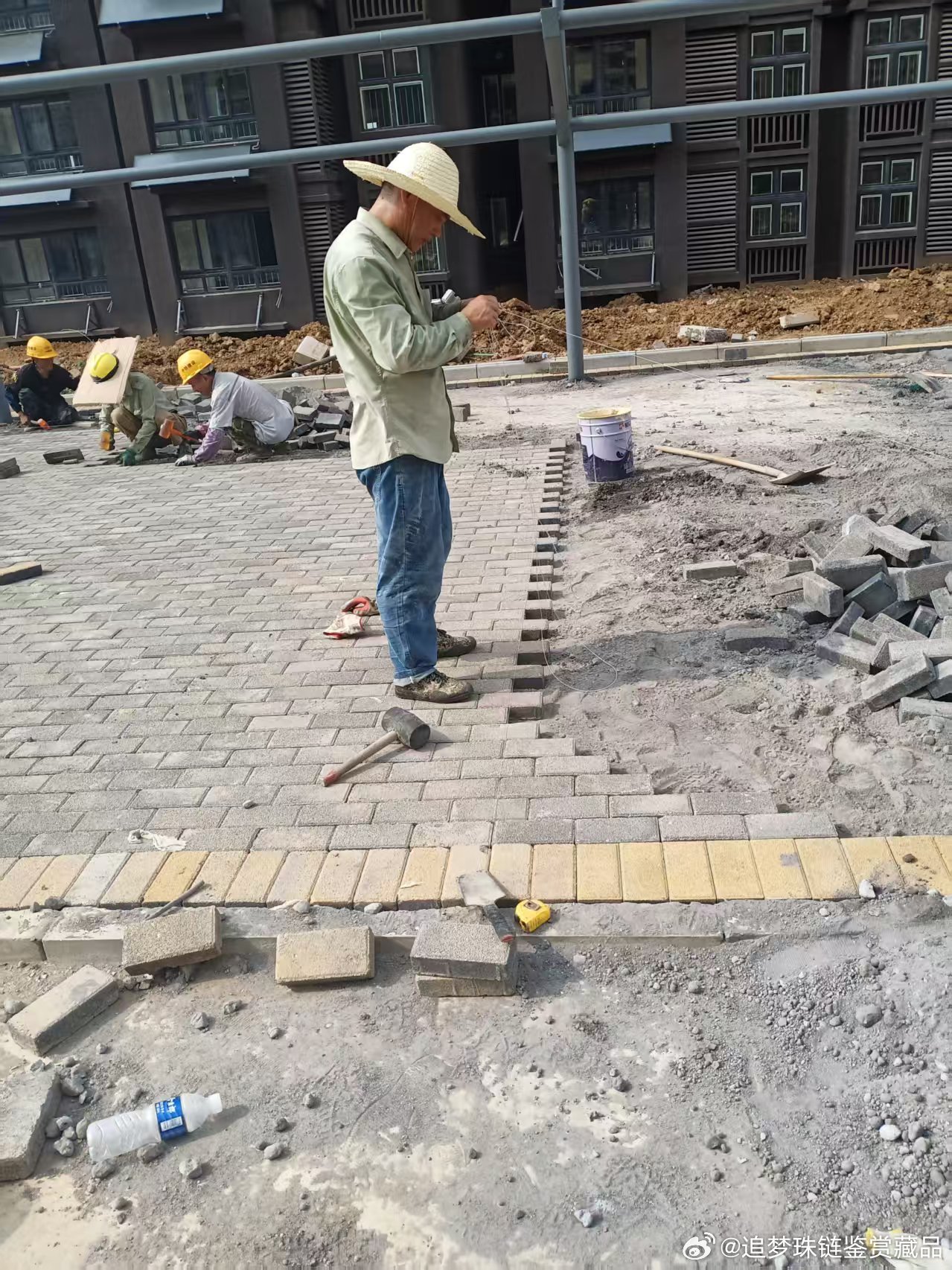 灾名举报，本人孙立春15855396566
项日位置南京市江宁区宁桥南路PPP安置房，中铁建设华东分公司，项目经理段素明
被项目拖欠工资36000元，多次讨要无果，联系不上总包分包，诉求全部结清拖欠工人工资36000元，我跟张猛干的18360455515
恳请 ​