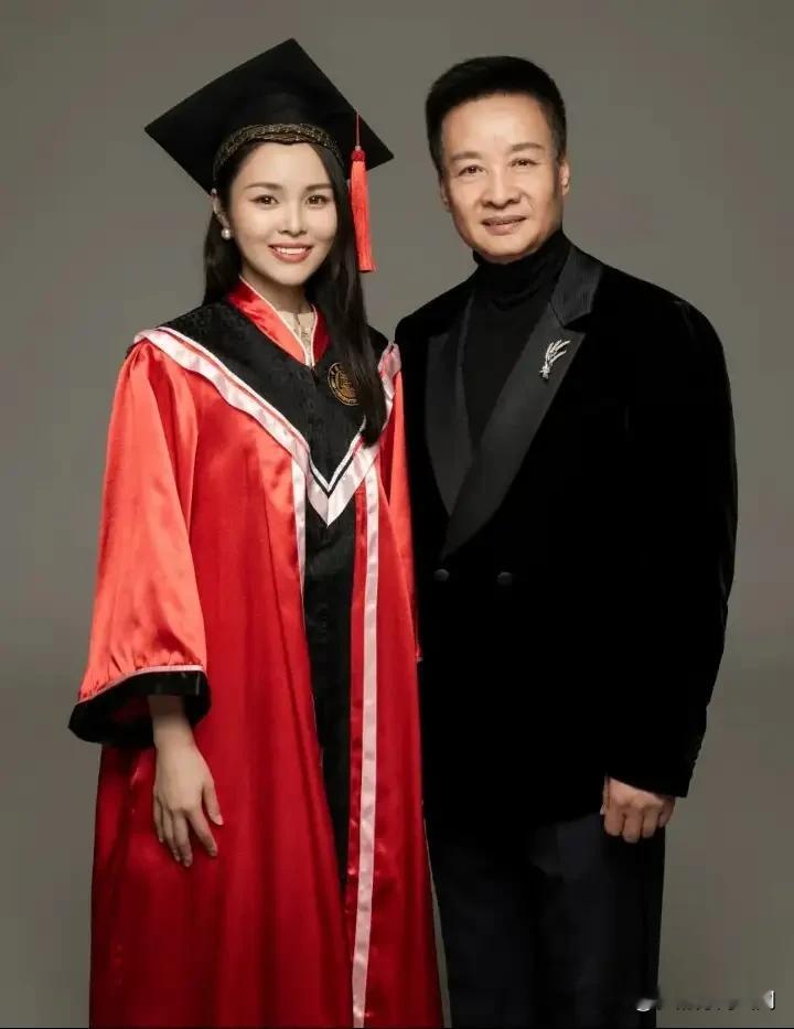 突发消息！著名女高音歌唱家龚爽去世！享年37岁！

龚爽因病离世，这么年轻就走了，真的令人心痛！要知道龚爽出生于普通家庭，能够有如今的成就是极为不易的，没想到天意弄人！

龚爽师承阎维文教授，龚爽的履历和学历都很优秀，07年龚爽考上中国音乐学院，15年获得中国音乐金钟奖民族组金奖，龚爽的丈夫也是钢琴