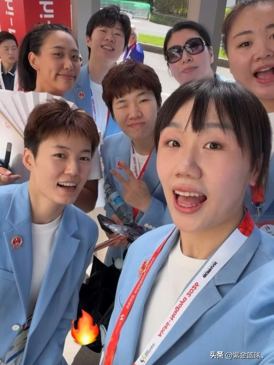 节俭不等于寒酸！
名古屋亚运会即将开幕，中国女篮已于14日抵达亚运村，住宿条件还是比较艰苦，没有被安排到邮轮、酒店居住，只能三个人挤在一个集装箱，这对于大个运动员来说确实不太友好。

此前韩国篮协副会长郑在勇吐槽：集装箱宿舍是他经历过历届大赛里住宿条件最差的，房间狭小、床铺长度不足，韩国男篮球员还曝