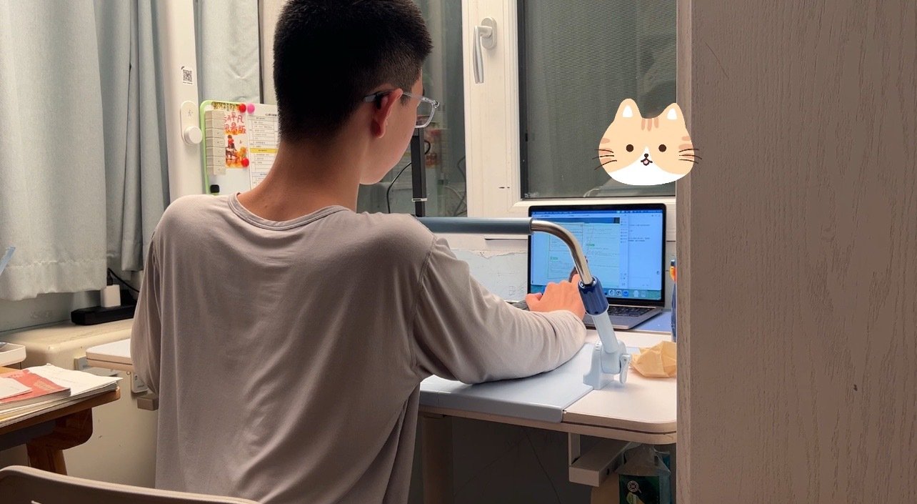 买了个高拍仪，新玩意儿尝鲜[哈哈]顺便把书桌挪了位置。
昨天凯恩尝试了一下，说比之前用手机方便。 ​