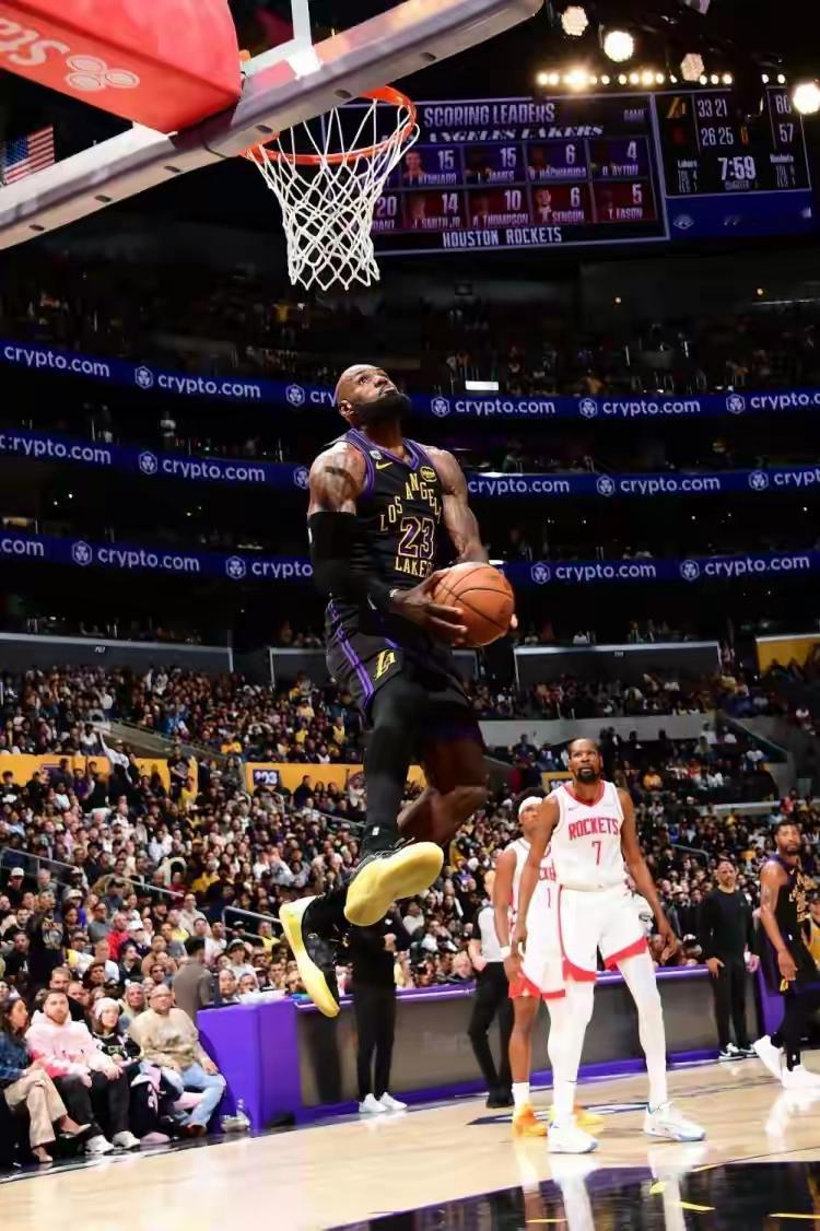 据NBA消息，正在进行的洛杉矶湖人队与休斯顿火箭队的比赛中，在第4节刚...