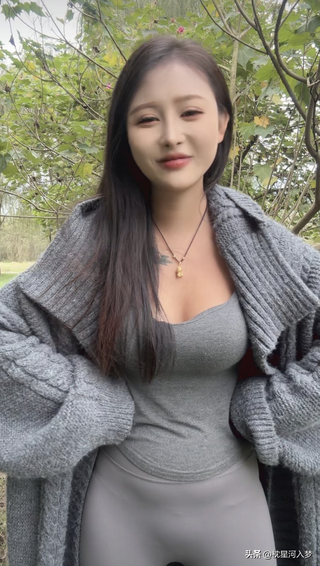 这种少妇出门穿搭，你们喜欢不喜欢，主要是还在公园里公开啊，你说尴尬不尴尬