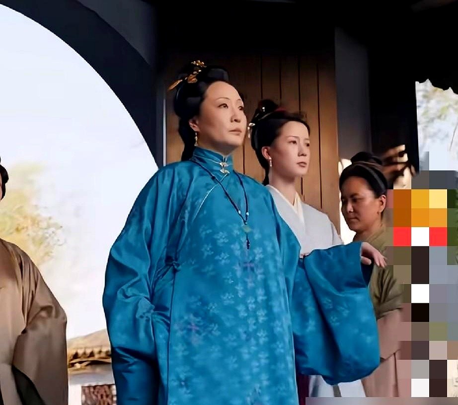 身高170体重85斤。这不是特效，是于正给演员赵晴下的KPI。

92斤的赵晴平时不吃零食不吃晚饭，就为了镜头立体感，结果还是被老板嫌胖。于正一句“瘦到85斤”把这事推上热搜。徐娇当场开撕，甩出合照反问：要求85斤“有多歹毒”？

赵晴最终硬是瘦到了85斤，BMI测算已经是重度消瘦。于正回应称只是为