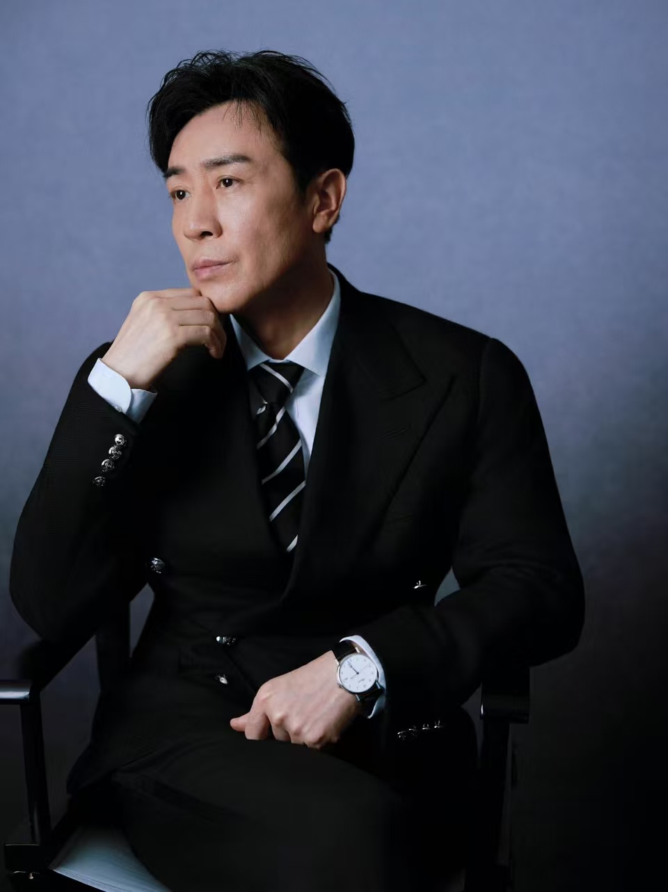 导演应该看出来了
于和伟不合适演坏人
也不合适演穷人，他应该最合适演潜伏者。

于和伟凭借《沉默的荣耀》中的无石将军，一举拿下了白玉兰、金鹰双料视帝。

这个角色真的特别合适于和伟，他的演技，原本就比较克制内敛。

再加上他成熟稳重的长相，也很贴合心思缜密的潜伏者，吴石将军的隐忍和信仰，就被于和伟完