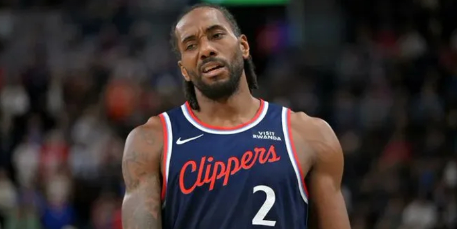 媒体：若我是快船球迷，我这辈子都不想再看伦纳德的比赛了

据ESPN Shams报道，NBA已经就洛杉矶快船队涉及科怀-伦纳德的规避工资帽调查作出裁决。经过长达一年的调查，联盟决定没收快船5个未来首轮签，并对老板史蒂夫-鲍尔默处以3000万美元罚款，同时对鲍尔默、篮球运营总裁劳伦斯-弗兰克以及球队总裁 ​
