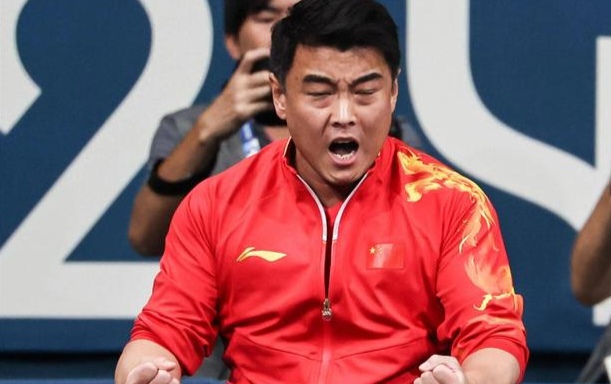 王皓太难了!北京大满贯压力不小！
中国男乒太难了!
        本土举办的北京大满贯赛事，国乒两大顶尖男单选手双双退赛，男单金牌瞬间充满悬念，最终会花落谁家?

        王楚钦、林诗栋，本是出战的首选，这次选择退赛，实属无奈之举。虽留有遗憾，但也给其他队员登上大赛舞台的机会，凡事有得就有
