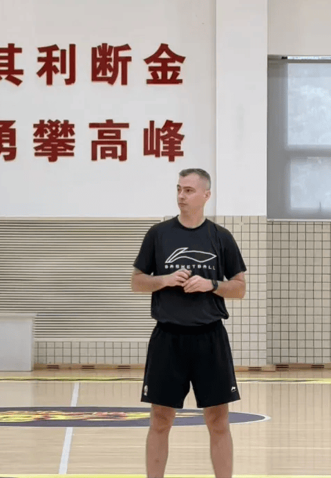 杜锋人走茶凉！

近期，亚科夫列维奇接受《南方都市报》采访时表示：“我对在这里执教多年的前任主教练抱有极大的敬意，我十分尊重他在这里打下的一切基础！不过我有着自己的想法、篮球理念以及攻防两端的执教思路，接下来我会推行那些我认为适合这支球队的东西。”

我认为，这个标题可以当成球迷情绪，不该当成事实结