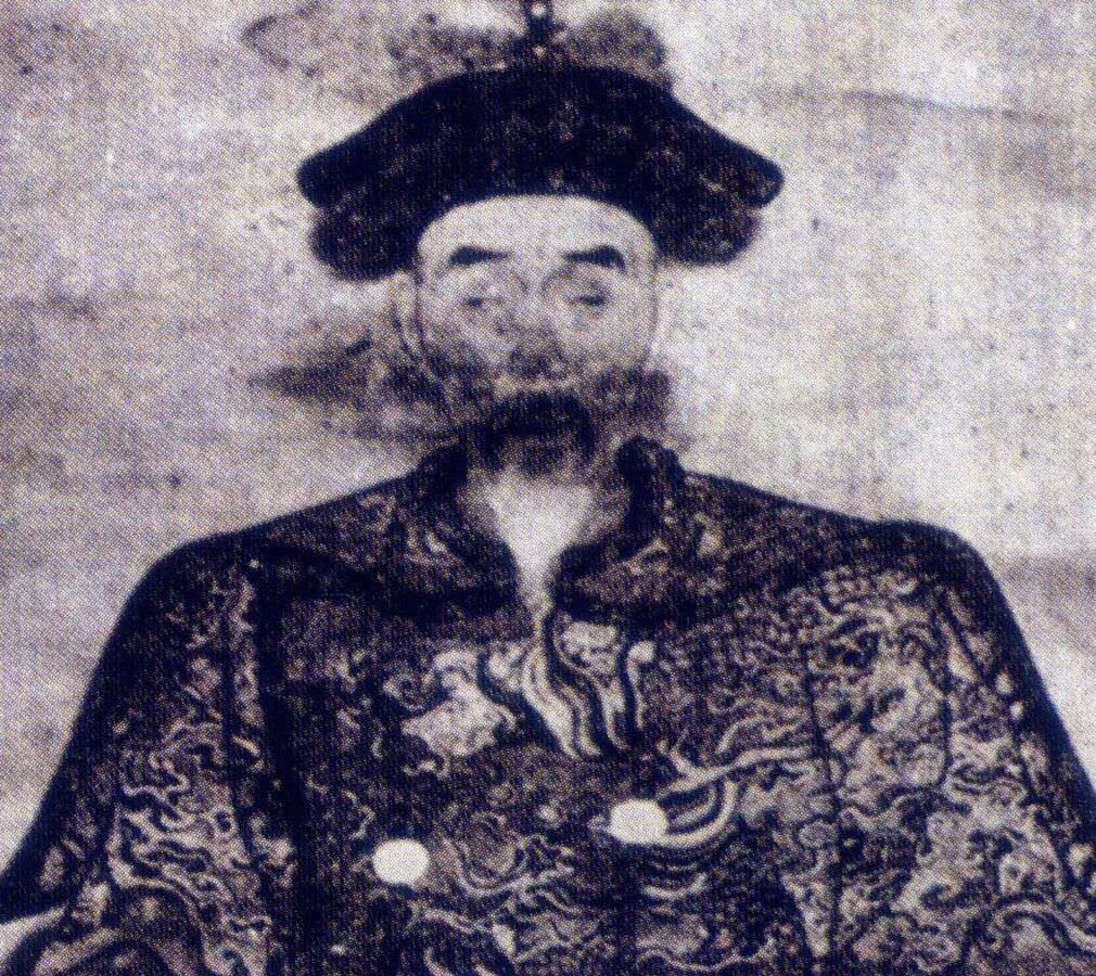 ‌这是洪承畴在清初的画像，清廷官方对他的定位相当矛盾‌，清廷虽在其死后追赠少师、赐谥号“文襄”，但乾隆时期修史时仍将其列入《贰臣传》甲等，明确判定其“大节有亏”，即便对清朝有功，也未在官方层面给予完全的道德肯定。