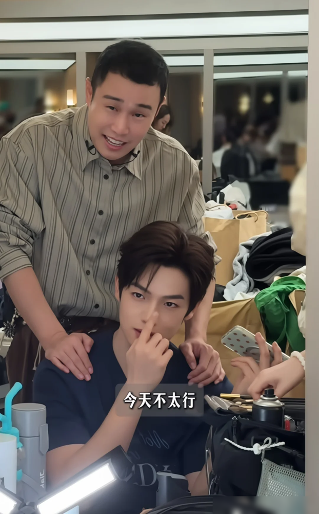 张彬彬脊椎水肿，赛前四天突然退赛，曾辉被硬拽上去顶那个要命的唱跳位子。
没人觉得他能行。初舞台跑调0票，当时跟人并称卧龙凤雏。
结果四天时间，这人直接泡在练习室不出来了。通宵抠动作，跟着伴奏一遍遍顺气息，高音居然扛住了，小考还拿了第一。
孙楠当队长的，看完直接撂了句：团队顶梁柱。
从0票到顶