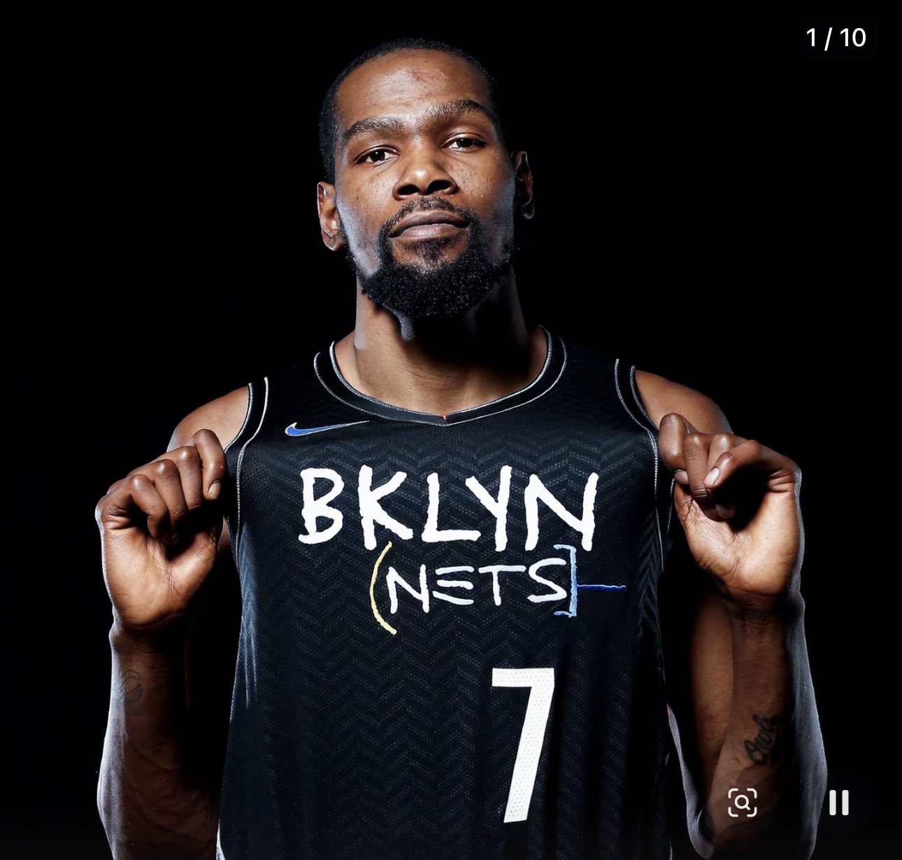 同样是37岁的NBA巨星，威少有3个孩子，詹姆斯的儿子都打上NBA了，杜兰特却连个婚都没结

同样37岁，詹姆斯儿子打NBA，威少三个娃，杜兰特躲进灌木丛

先说一个画面。

詹姆斯41岁，还在打NBA。社交媒体上晒女儿上六年级的照片，配文“我的小公主”，父爱满满。

威少37岁，退役了。带着妻子和
