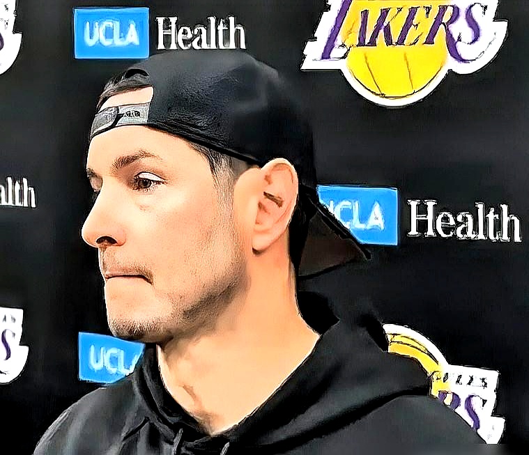 全队都把他当软蛋，连教练都劝他“没事来球馆摸摸球也好啊”。    这话...