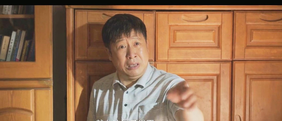 电视剧《把黑夜点燃》里，陈善和陈英终于查清了耿剑害死张文英的全过程。杀人的动机不复杂，万阳拿厂长位置吊着耿剑，让他去劝张文英别去揭发真相。耿剑去了，没劝住，张文英说了很多刺激他的话，他当场勒死了她。
杀完人他没走。他把现场布置成张文英自己离世的样子，警方按自杀结了案，遗体很快火化。万阳在楼下看见他上