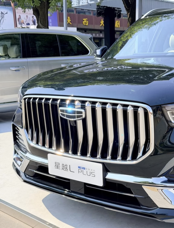 星越LPLUS可以说是国产燃油旗舰的标杆产品全新的AI数字底盘
2.0t高效油混发动机，
3dht変速箱12合一系統
激光雷达、智能座舱
双抢空悬+CCD魔毯悬架后轮转向、横风稳定
EEA4.0电气平台
#吉利星越L
#星越L#星越LPLUS
#星越LPLUS中大型旗舰智混SUV
#吉利全新旗舰星越LPLUS全球曜启